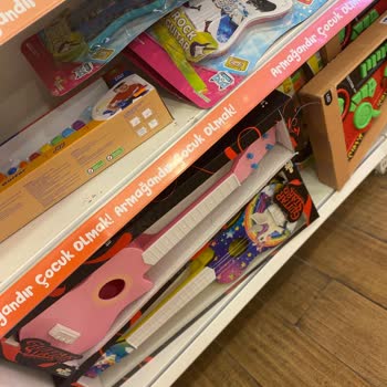 Aldığım Oyuncak Gitarın Telleri İlk Günden Koptu, Mağaza Ve Merkez İlgisiz Kaldı