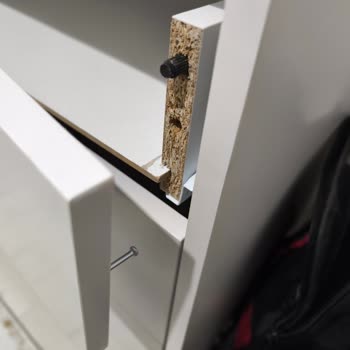 Kurulumda Dağılan Şifonyer: Hatalı Parçalar Ve Kötü Malzeme