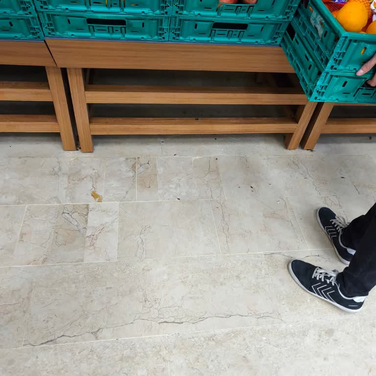 Migros Optimum AVM Manav Reyonunda Böcek Sorunu Ve Yetersiz Temizlik