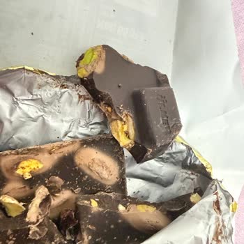 Aldığım Ülker Antep Fıstıklı Bitter Çikolatada Kurt Çıktı