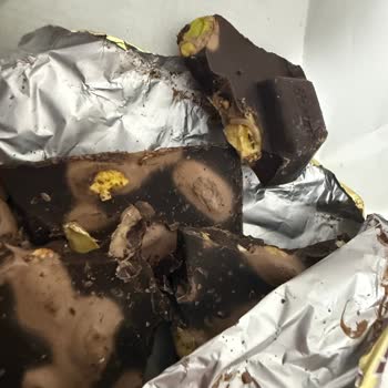 Aldığım Ülker Antep Fıstıklı Bitter Çikolatada Kurt Çıktı