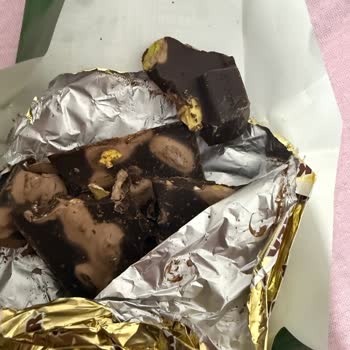 Aldığım Ülker Antep Fıstıklı Bitter Çikolatada Kurt Çıktı