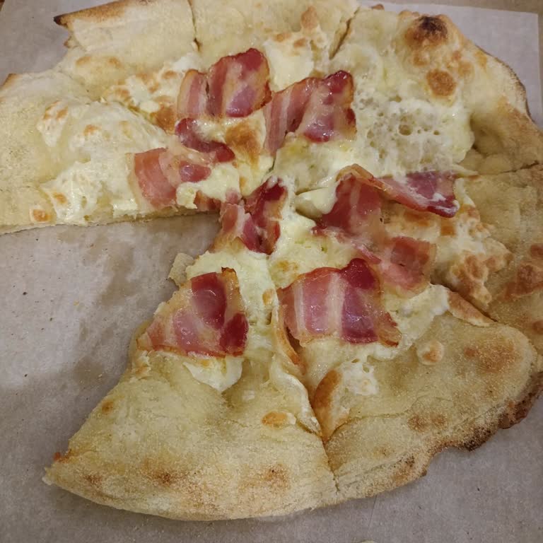 FoodTaxi привезли пиццу без одного куска, начинки мало и пицца холодная и горелая