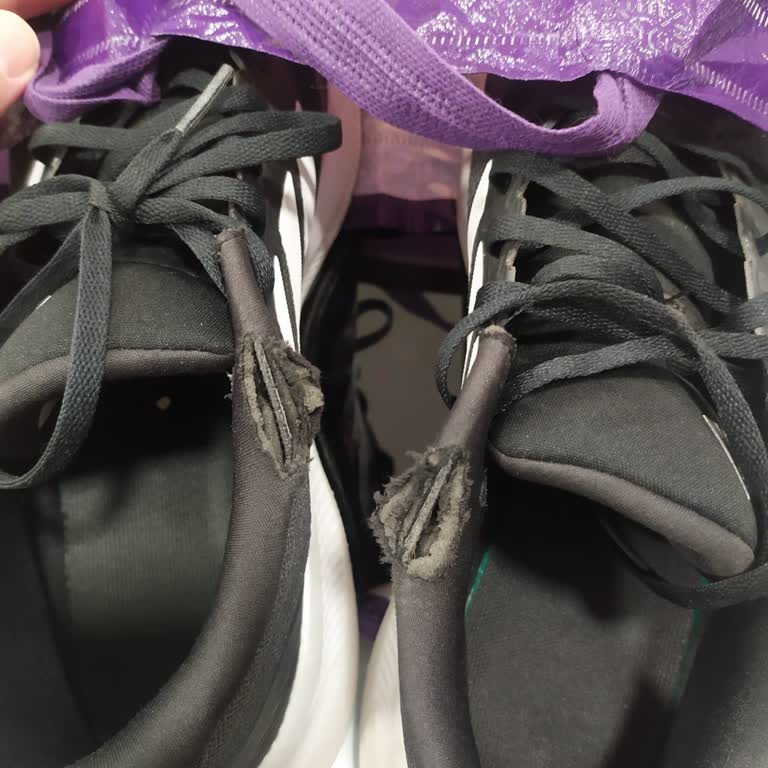 Adidas Ayakkabım Kısa Sürede Yırtıldı, Garanti Reddiyle Mağdur Oldum