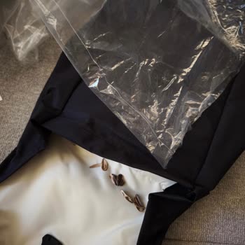 Sıfır Üründe Hijyen Sorunu: Çantadan Çekirdek Ve Kabukları Çıktı