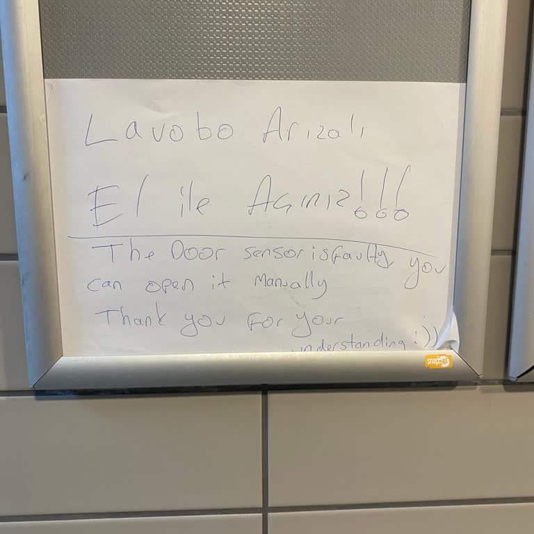 Opet Harem Şubesinde Kadınlar Tuvaletinde Mahremiyet Ve Güvenlik Sorunu Yıllardır Çözülmüyor