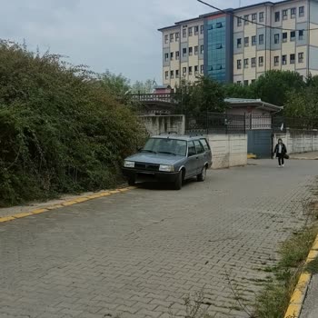 Okul Yolu Dar Ve Tehlikeli Kaldırım Çocuklar İçin Risk Oluşturuyor