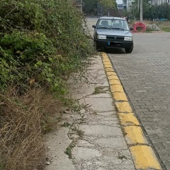 Okul Yolu Dar Ve Tehlikeli Kaldırım Çocuklar İçin Risk Oluşturuyor