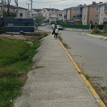 Okul Yolu Dar Ve Tehlikeli Kaldırım Çocuklar İçin Risk Oluşturuyor