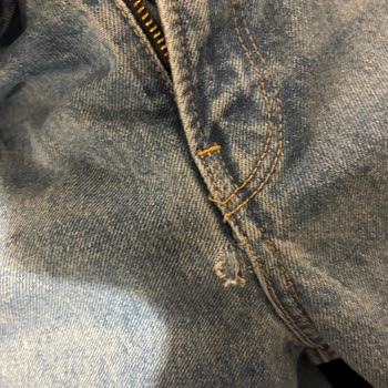 Yeni Alınan Kot Pantolonun Fermuar Kenarında Fabrikasyon Yırtık!