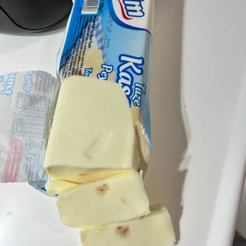 Aldığım Kaşar Peynirinde Şüpheli Lekeler Ve Yetersiz Müşteri Hizmeti