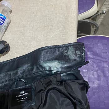 Yeni Alınan Deri Cekette Parfüm Sonrası Oluşan Renk Değişimi Ve Beyaz Lekeler