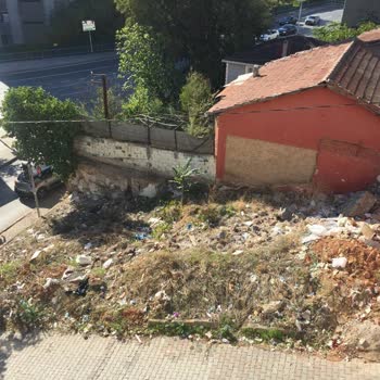 Beş Yıldır Temizlenmeyen Arsa Çocuklar Ve Çevre İçin Tehdit Oluşturuyor