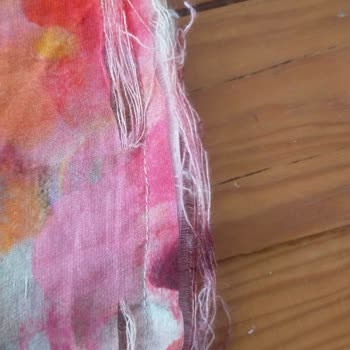 İki Kez Giyilen Elbiselerin Hızla Yırtılması Ve Firmadan Yanıt Alınamaması