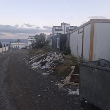 Sokakta Biriken Molozlar Çevre Ve Trafik Güvenliğini Tehdit Ediyor