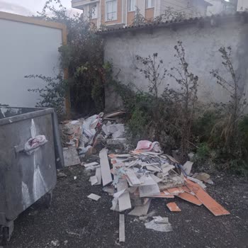 Sokakta Biriken Molozlar Çevre Ve Trafik Güvenliğini Tehdit Ediyor