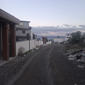Sokakta Biriken Molozlar Çevre Ve Trafik Güvenliğini Tehdit Ediyor