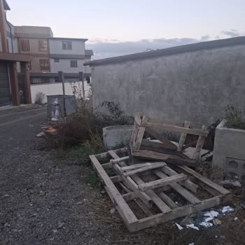 Sokakta Biriken Molozlar Çevre Ve Trafik Güvenliğini Tehdit Ediyor