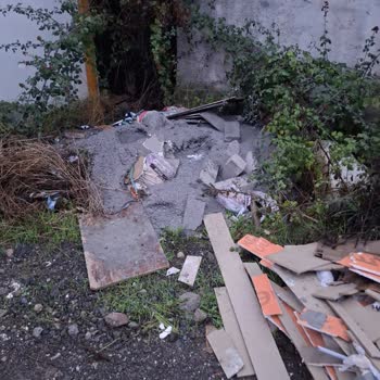 Sokakta Biriken Molozlar Çevre Ve Trafik Güvenliğini Tehdit Ediyor