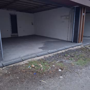 Sokakta Biriken Molozlar Çevre Ve Trafik Güvenliğini Tehdit Ediyor