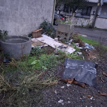 Sokakta Biriken Molozlar Çevre Ve Trafik Güvenliğini Tehdit Ediyor