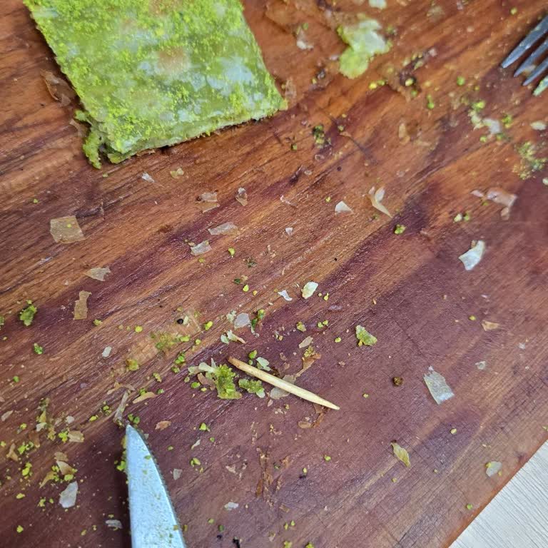 Katmerci Hoca Dayı Katmerin İçinden Kürdan Kırığı Çıktı