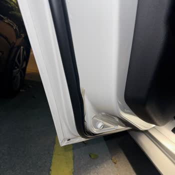 BMW Kapı Fitillerinde Yırtılma Ve Ses Sorunu, Çözüm Sunulmuyor