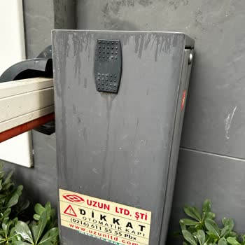 Uzun Otomatik Kapı Açık Otopark Bariyeri Arızalandı Ama İlgisiz Kaldılar
