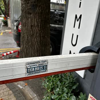 Uzun Otomatik Kapı Açık Otopark Bariyeri Arızalandı Ama İlgisiz Kaldılar