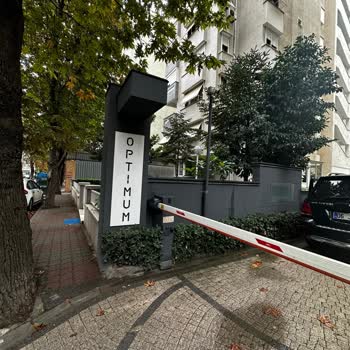Uzun Otomatik Kapı Açık Otopark Bariyeri Arızalandı Ama İlgisiz Kaldılar