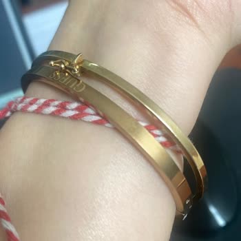 Garantili Guess Bileklik Karardı, Orijinallik Şüphesi Oluştu