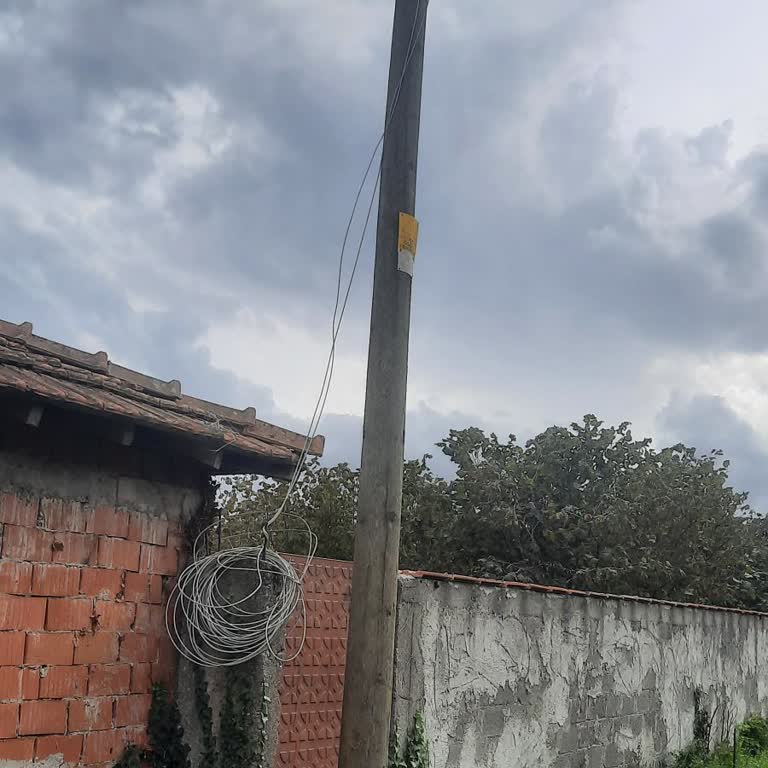 YEDAŞ Sokak Lambası Direği 8 Aydır Eğri ve Teller Kopuk, Acil Çözüm Bekliyoruz