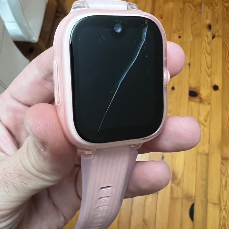 Çocuk Akıllı Saatinin Ekranı Kısa Sürede Çatladı, Firma Destek Olmadı