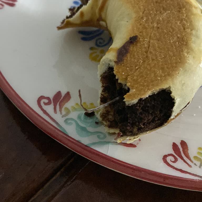 Berat Pastanesi Çöreğin İçinden Ambalaj Jelatini Çıktı