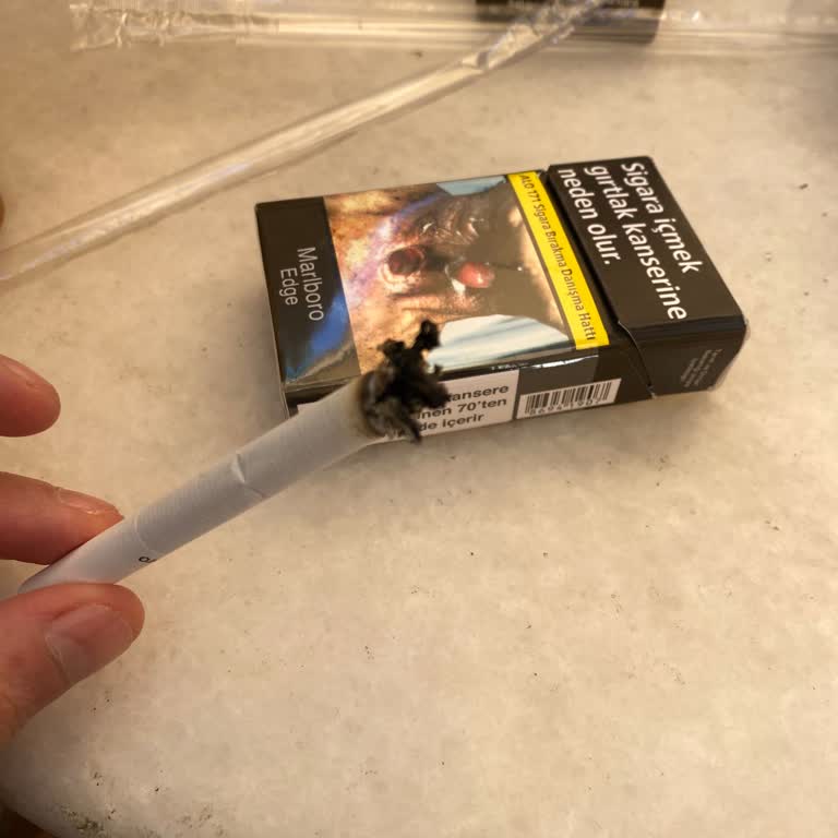 Marlboro Edge Sigara Paketinde Odunsu Malzeme Sorunu Ve Ürün Güven Kaybı