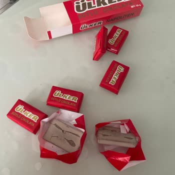 Taze Olması Gereken Ülker Napoliten Çikolatada Küf Ve Tat Bozukluğu