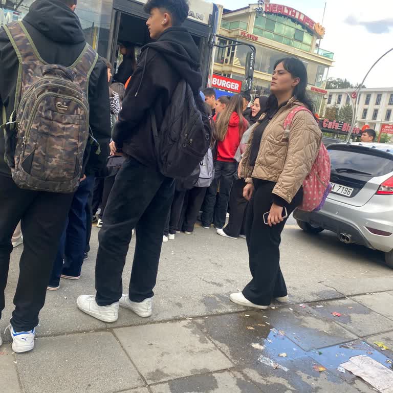 343 Numaralı Otobüs Hattında Sabah Saatlerinde Aşırı Yoğunluk Ve Yetersiz Sefer