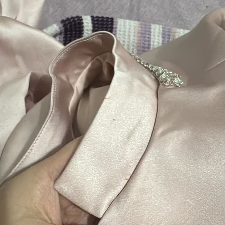 Leke İçeren Elbise Ve İletişimsiz Firma