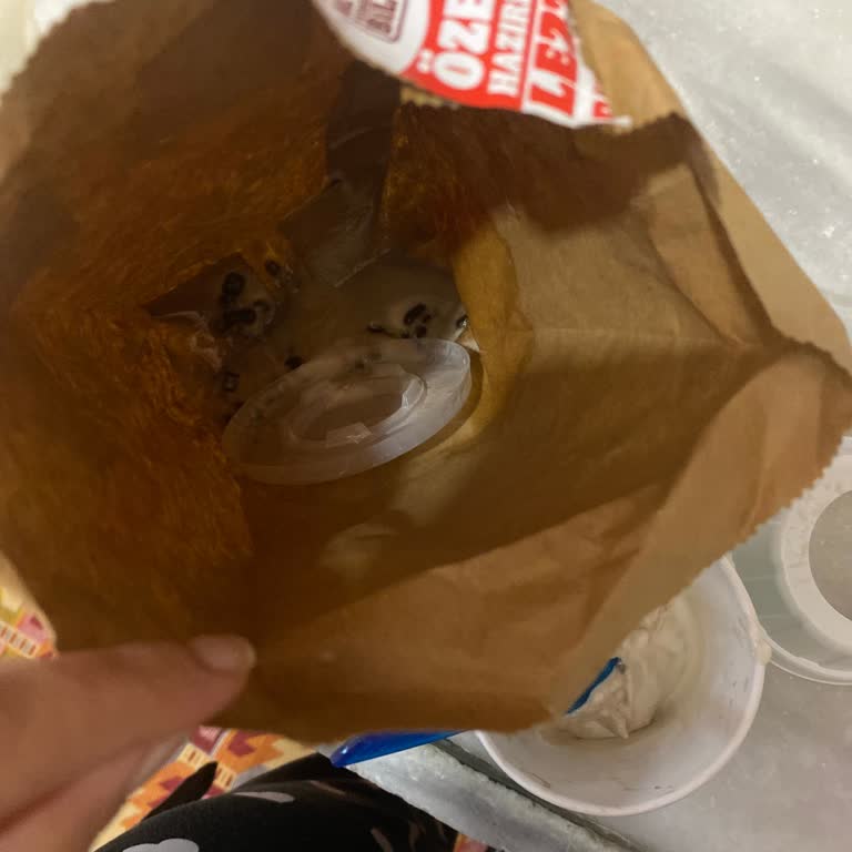 Dondurma Dökülmüş Ve Çalışan İlgisizdi