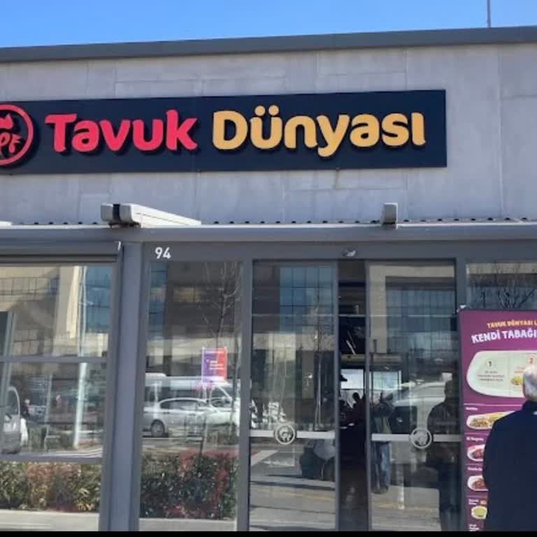 Tavuk Dünyasında Geç Gelen Ve Pişmemiş Yemek İle İlgisiz Personel Mağduriyeti