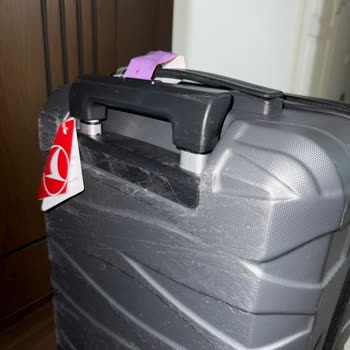 Bagaj Kapağı Açıldı, Bavulum Zarar Gördü Ve Muavin Tavırları Rahatsız Ediciydi