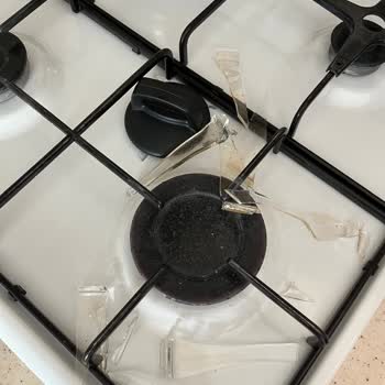 Karaca Mutfak Dolabında Duran Cam Kapaklardan Biri Gece Saatlerinde Patlayarak Kırıldı