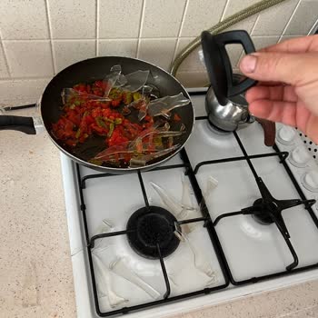 Karaca Mutfak Dolabında Duran Cam Kapaklardan Biri Gece Saatlerinde Patlayarak Kırıldı