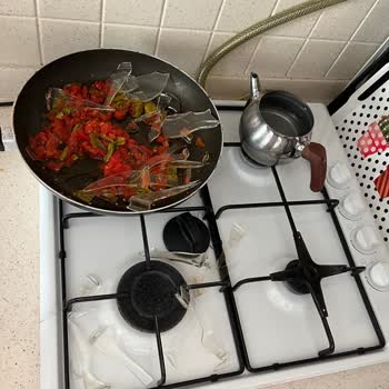 Karaca Mutfak Dolabında Duran Cam Kapaklardan Biri Gece Saatlerinde Patlayarak Kırıldı