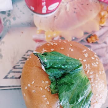 Arby's Burgerinde Tırtıl Şoku Ve İlgisiz Yaklaşım!