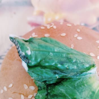 Arby's Burgerinde Tırtıl Şoku Ve İlgisiz Yaklaşım!