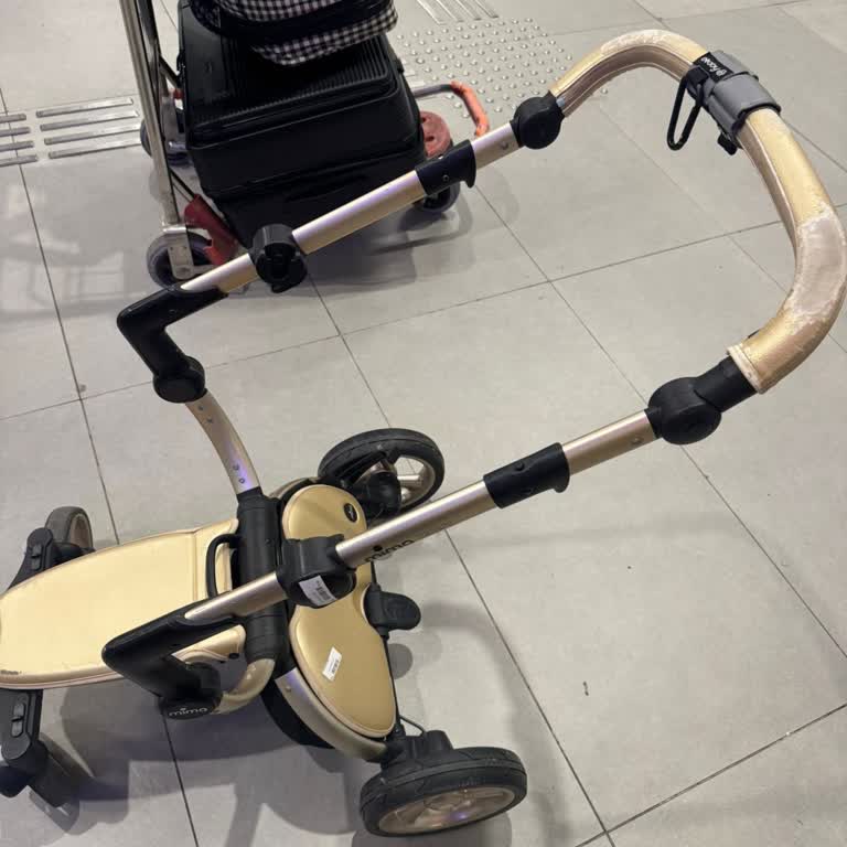 Ajet Uçuşunda Kırılan Bebek Arabası İçin Yetersiz Tazminat ve İlgisiz Müşteri Hizmeti