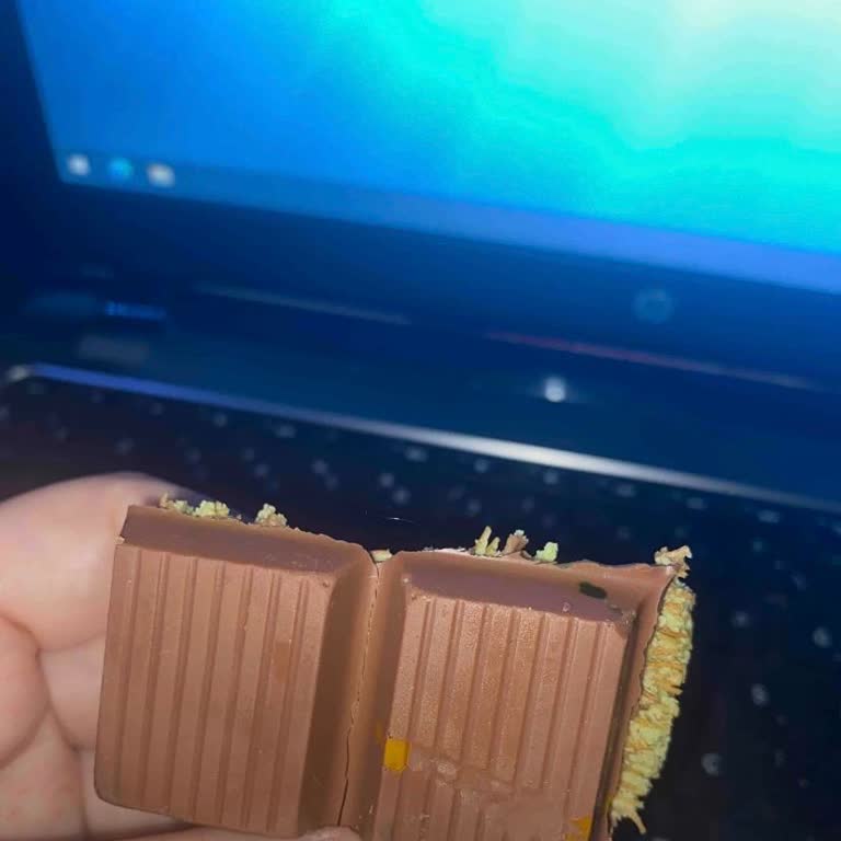 Evinize Gelen Market Aldığım Çikolatada Kıl Çıktı, Mağduriyetim Giderilmedi