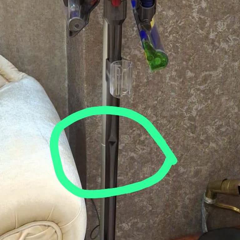 Dyson V12 Süpürgede Boru Çöküntüsü Ve Motor Kokusu Sorununa Çözüm Bulunmuyor