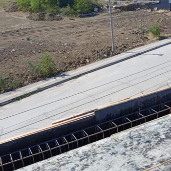 İnşaat Alanında Tehlikeli Elektrik Direği İçin Acil Müdahale Bekliyoruz